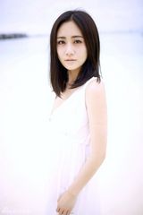 组图：刘云清新淡雅写真 展露轻熟女风采