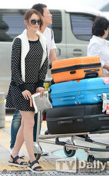 组图：高雅拉现身机场 皮肤完美近照无瑕