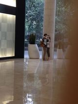 组图：奶茶妹妹刘强东酒店紧拥 情话绵绵说不尽