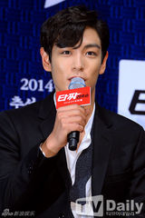 组图：韩星申世京亮相发布会 红装显时尚