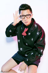 组图：贾景晖曝时尚写真 笑容邪魅帅气十足