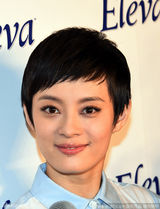 组图：孙俪白衣蓝裙清纯装扮 产后复出捞金