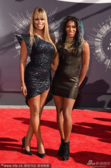 组图：变性人Laverne Cox穿包臀裙大秀丰胸美腿