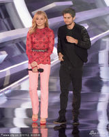 组图：麻辣鸡露半球地上翻滚 斯威夫特甩头热舞