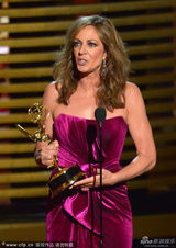 组图：艾莉森-珍妮获艾美奖喜剧类最佳女配角