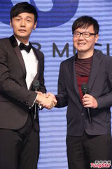 组图：大陆歌手李荣浩签约华纳 接班周杰伦