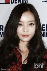 组图：KARA具荷拉秀纤细小腿 甜笑捂嘴