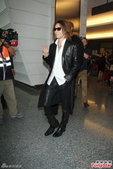 组图：YOSHIKI带女友来台开唱 粉丝扮X女郎接机