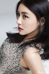 组图：贾青夏日清凉写真 雪肌无暇尽显高贵冷艳