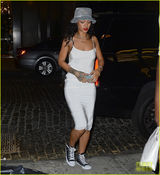 组图：蕾哈娜着休闲装现身 红唇配闪亮鼻环惹眼