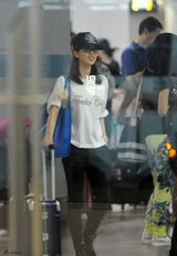 组图：刘诗诗深夜与袁文康回京 低调朴素显自在