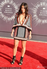 组图：卡戴珊深V亮相红毯 露酥胸半球惹火