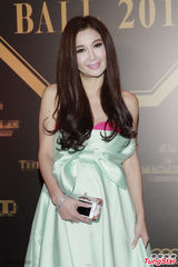 组图：48岁温碧霞低胸长裙美熟女 替