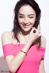 组图：何昊阳曝湿发写真大片 秀香肩美背曲线