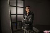 组图：陈冠希创作特别版皮衣 骑摩托展个性