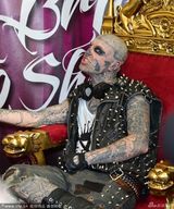 组图：英纹身展辣妹登台惹火 僵尸造型酷男抢镜