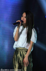 组图：田馥甄亮相歌迷会 单身主义把握当下就好