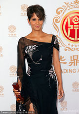 组图：导演吉尔莫秀奖杯 哈莉贝瑞获全球偶像奖