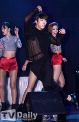 组图：U-KISS办新专辑Showcase黑衣造型酷帅