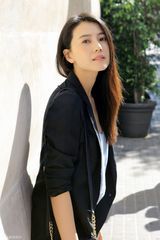 组图：高圆圆欧洲清新靓照  身着热裤秀美腿