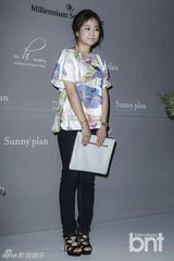 组图：韩星金雅中出席婚礼 裤装显长腿