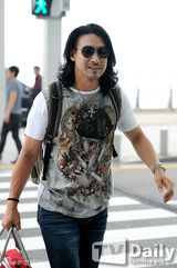 组图：韩星朴珉宇徐康俊休闲装扮现身机场