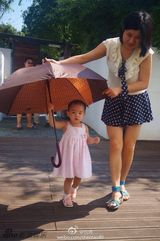 组图：黄奕带女儿铛铛与朋友欢聚 不见黄毅清