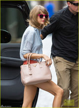 组图：斯威夫特衬衫配热裤清爽出街 秀性感长腿