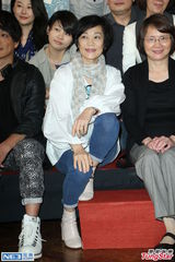 组图：张艾嘉与儿子儿媳吃饭黑脸 被封犀利婆婆