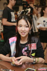 组图：薛凯琪笑称无意邀方大同半裸拍MV