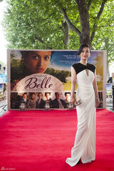 组图:秦海璐英国出席首映礼 修身长裙优雅亮相