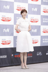 独家：《处世王》徐仁国李荷娜搭肩似亲姐弟