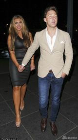 组图：真人秀女星劳伦玩亲亲 卖萌热舞肥肉四溢