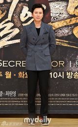 组图：《秘密之门》发布会 韩石圭等低调亮相