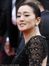 组图：巩俐黑衣优雅亮相 红毯霸气挥手