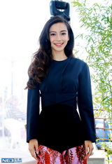 组图：Angelababy享戛纳碧海沙滩 女神气质凸显