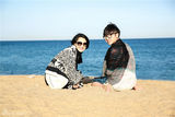 组图：许晴与华晨宇海边合影 姐弟异国秀温情