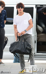 组图：CNBLUE等现身机场 赴巴西应援世界杯