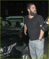 组图：阿黛尔深夜与男友同行 黑衣黑裤心情不错