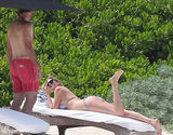 组图：抖奶超模凯特-阿普顿晒日光浴 巨波呼之欲出险走光