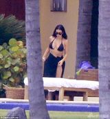 组图：卡戴珊日光浴晒美照 身材窈窕一览无遗