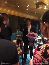 组图：韦唯为小儿子庆生周笔畅现身 众人嗨唱