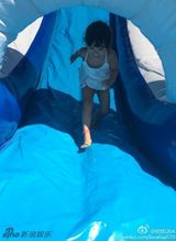 组图：陈浩民一家四口出游 女儿美艳儿子呆萌