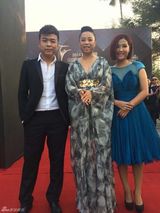 组图：黄绮珊低胸装古典风情 携和声学生亮相