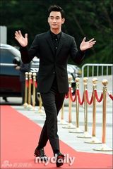 组图：胡歌亮相韩国颁奖礼 大胡子梳背头难认出