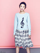 组图：唐艺昕写真回归俏丽风 飘逸裙显甜美气质