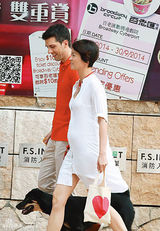 组图：梁咏琪孕相明显 与老公恩爱散步难掩幸福