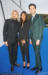 组图：《预言者》首映 索尔达娜与老公激吻