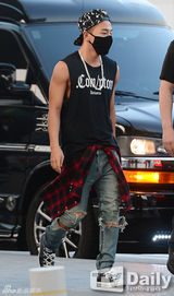 组图：BIGBANG口罩装扮 机场便装霸气难挡