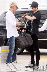 组图：EXO机场现身 墨镜口罩一个都不能少